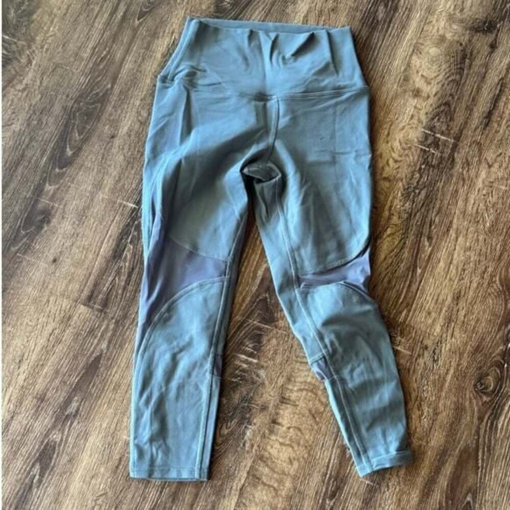 ALO Size XS Blue/Gray Capri Style Leggings
